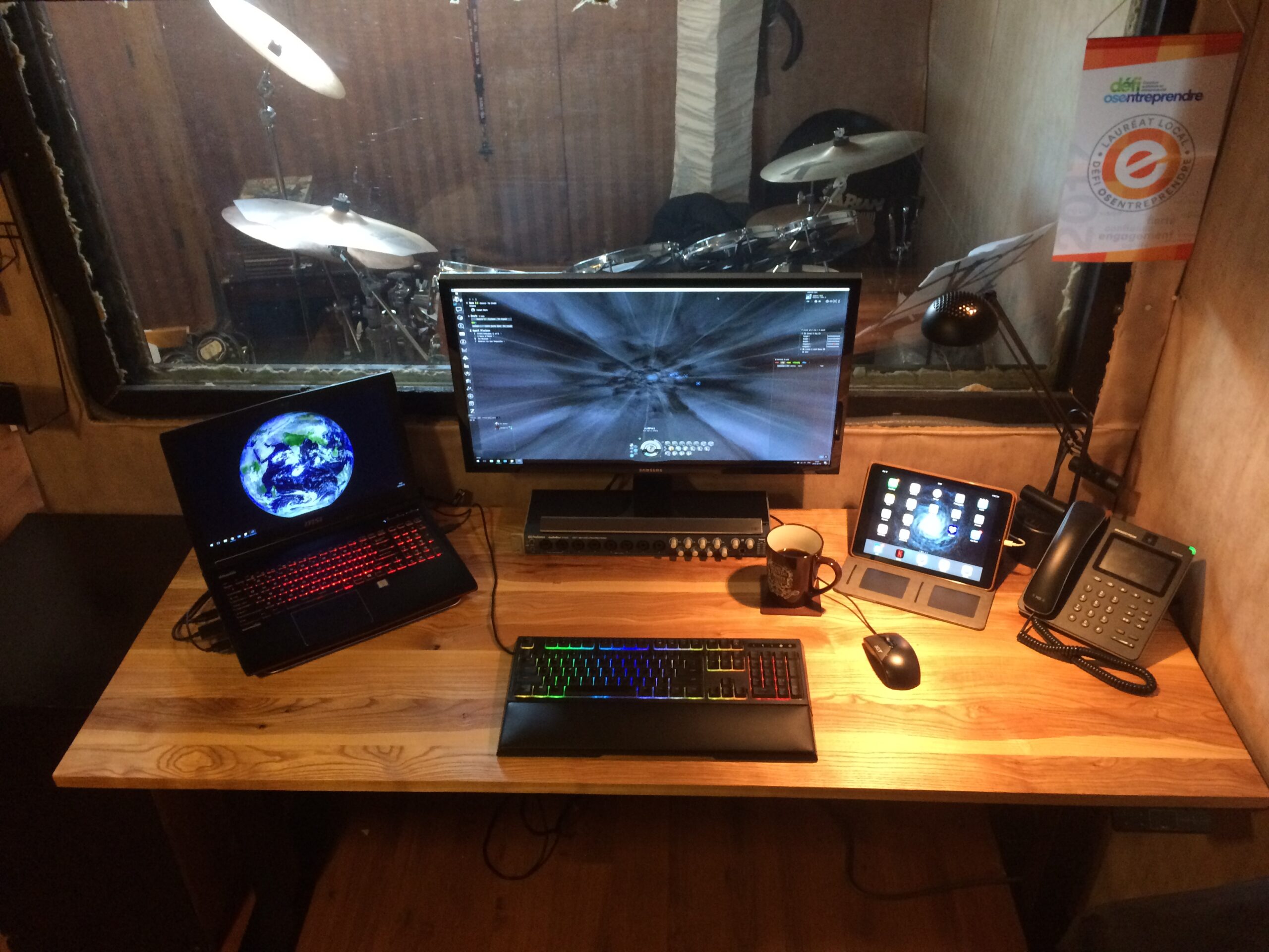 Bureau-écoresponsable-ergonomique-frêne-gamer-MSI-Samsung-Razer-iPad-presonus1818vsl